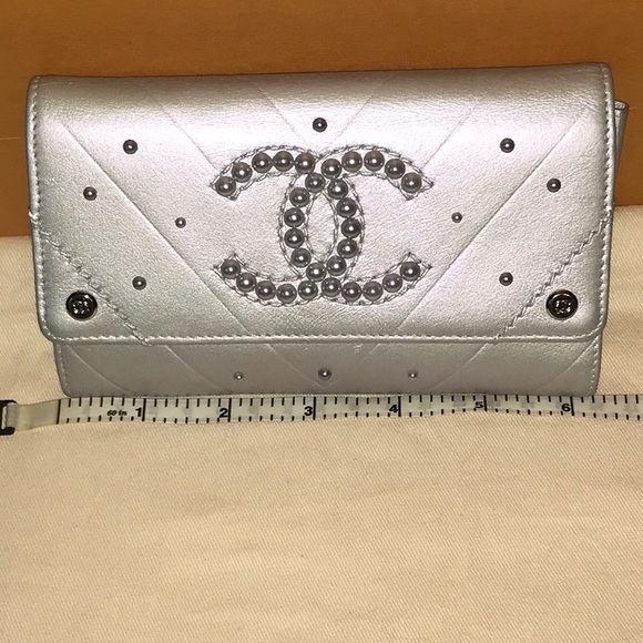 CHANEL Iridescent Pearl Wallet - Picture 12 of 16